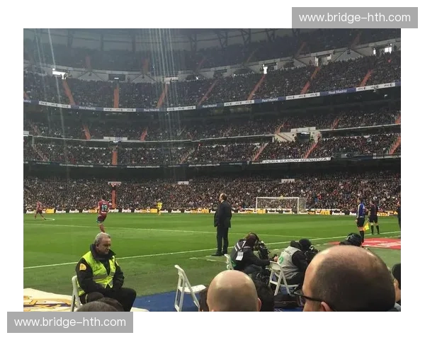 伯纳乌的夜色，战火重燃！皇家马德里与华沙军团的史诗对决，不止是足球！